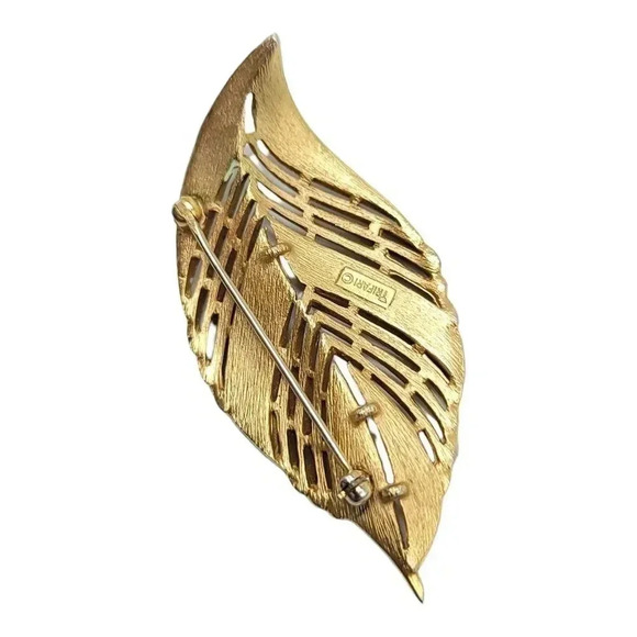 Trifari Gold Toned Variegated Smooth And Textured Leaf Brooch - Picture 4 of 4